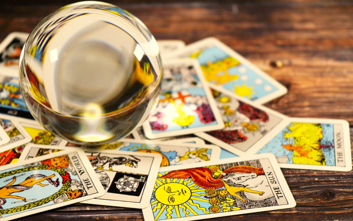 「週間占い」―誕生月別であなたの運命を照らします！「個別占い」も会員価格で！